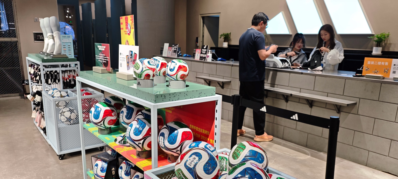 Adidas meldet Rekordumsatz und kündigt großen Aktienrückkauf an Adidas meldet Rekordumsatz und kündigt großen Aktienrückkauf an