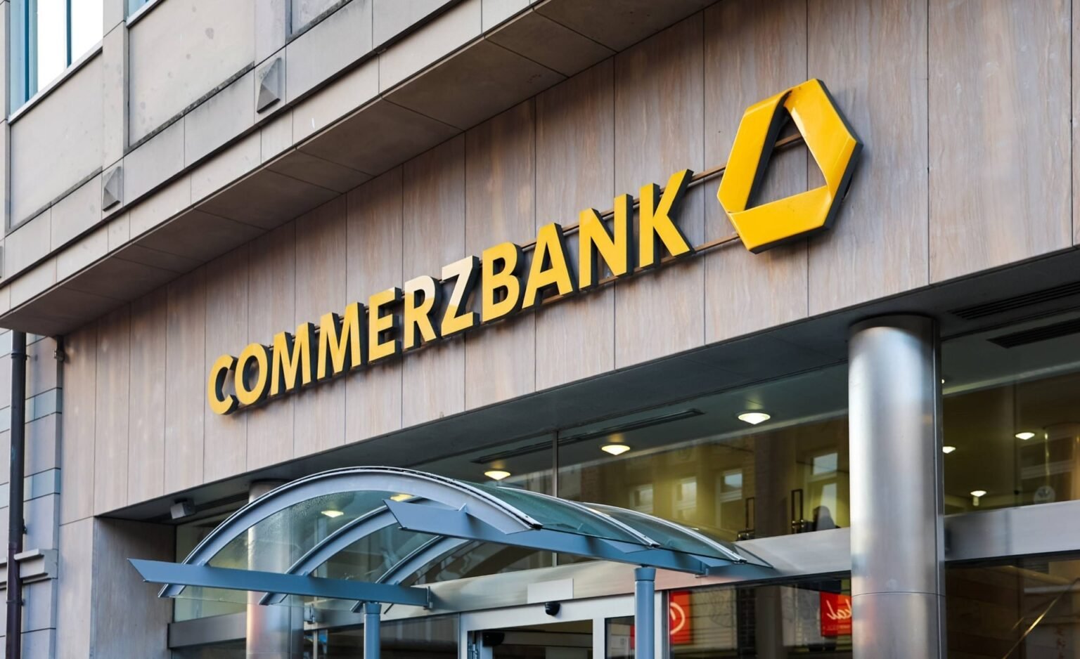 Commerzbank verspricht Ausschüttungen, aber Aktienkurs stürzt ab
