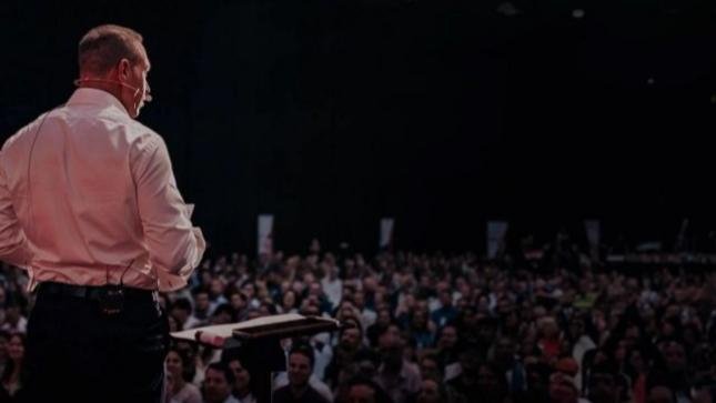 Charismatisch, laut, umstritten: hunderttausende Fans folgen Marc Galal auf der Suche nach neuen Erfahrungen Charismatisch, laut, umstritten: hunderttausende Fans folgen Marc Galal auf der Suche nach neuen Erfahrungen