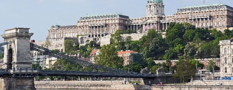 Sicht auf den Burgpalast in Budapest von der Donau aus.
