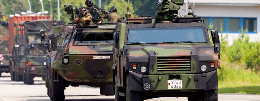 Deutsche Militärfahrzeuge in einem Konvoi. (Symbolfoto)