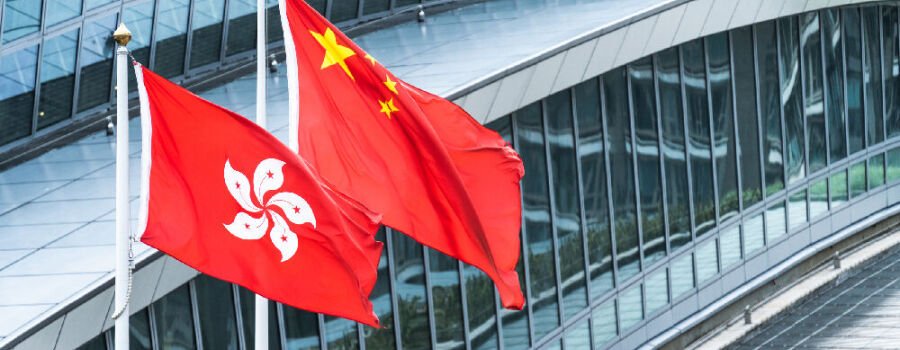 Die Nationalflaggen der Volksrepublik China und seiner Sonderverwaltungsregion Hongkong.