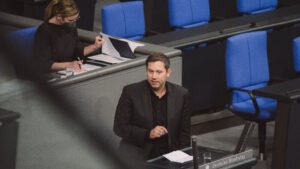 Klingbeil: Höhere Pendlerpauschale mit Geld von Ölkonzernen Klingbeil: Höhere Pendlerpauschale mit Geld von Ölkonzernen