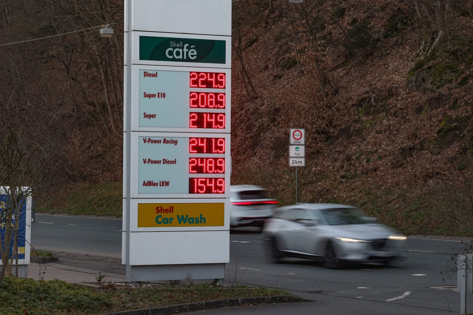 Ölpreis stürzt, Sprit bleibt teuer: Das Kalkül der Konzerne