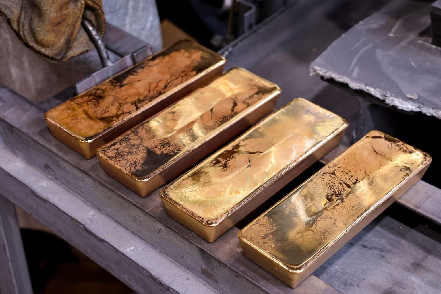 Gold unter Druck – warum Silber trotzdem Mangelware bleibt