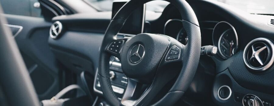 Das Lenkrad eines Mercedes Benz mit Emblem.