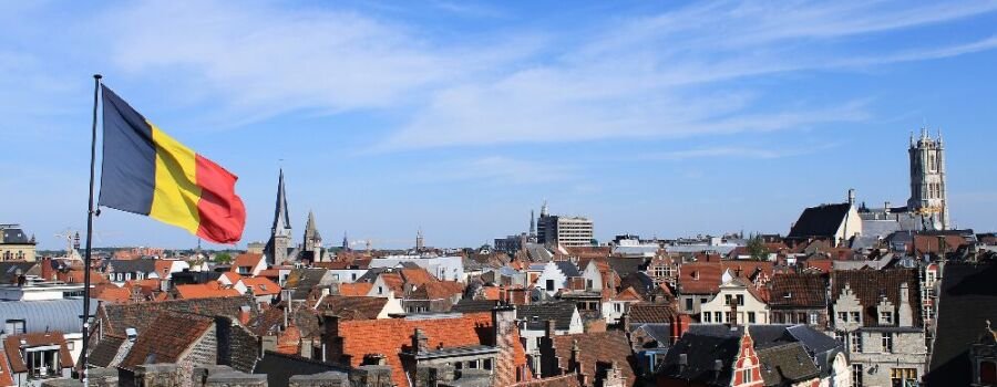 Die belgische Flagge über der Stadt Gent.