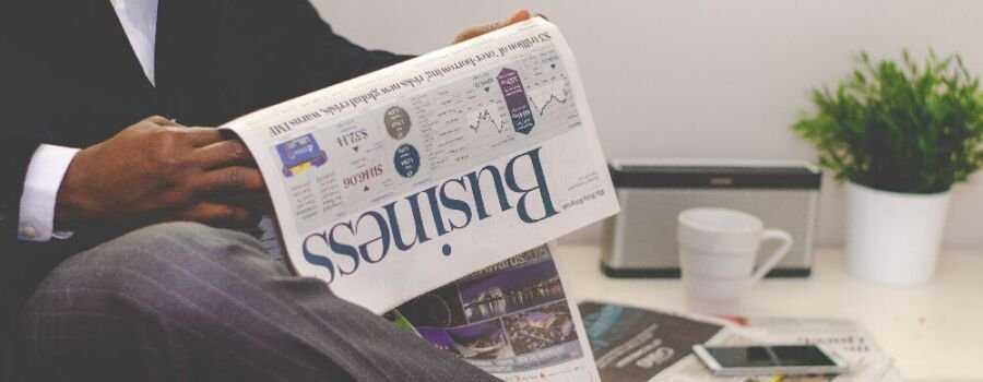 Ein Mann liest Wirtschaftsnachrichten (Symbolbild).