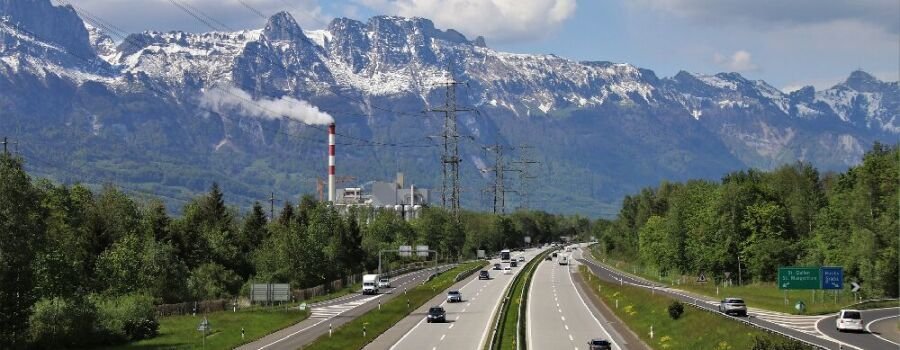 Eine Autobahn vor malerischer Kulisse (Symbolbild).