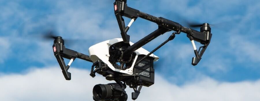 Eine Drohne in der Luft (Symbolbild).