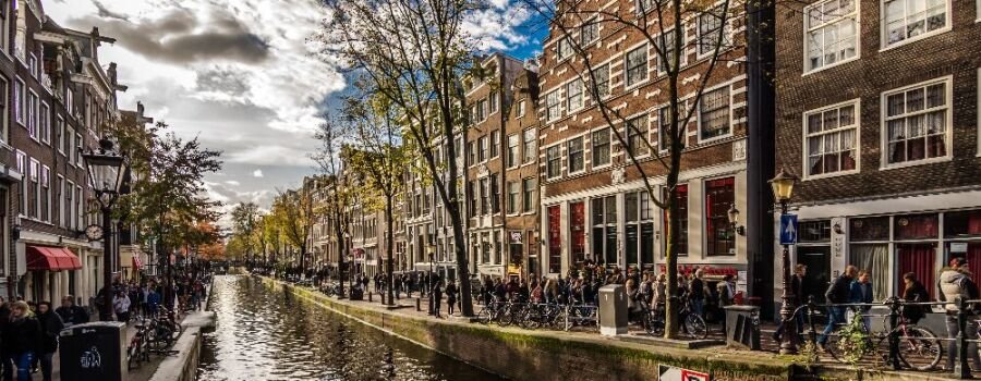 Eine Gracht im niederländischen Amsterdam.