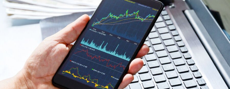 Finanzcharts auf einem Smartphone (Symbolbild).