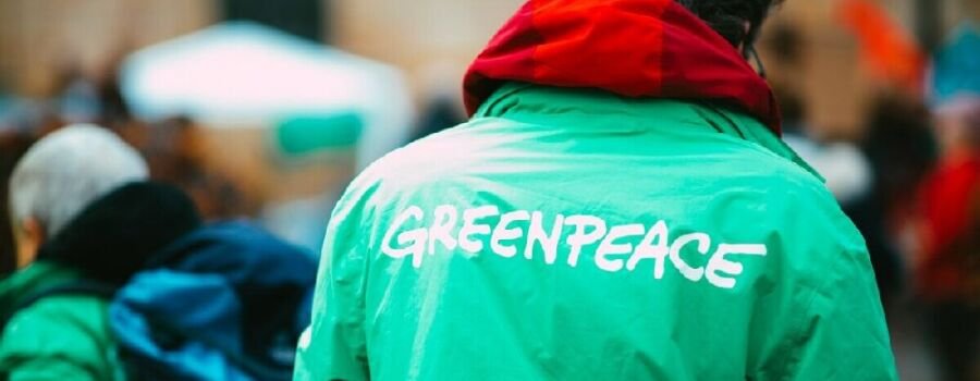 Greenpeace ist eine internationale Umweltschutzorganisation, die sich durch gewaltfreie Aktionen für den Schutz der natürlichen Lebensgrundlagen und die Förderung von Frieden einsetzt.