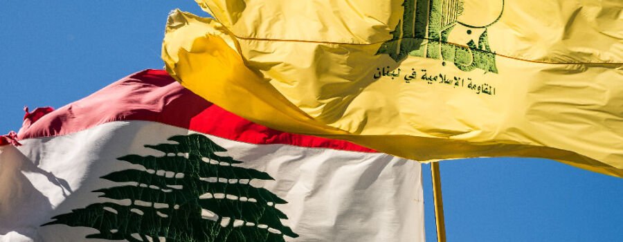 Die Flagge des Libanons neben der der Hisbollah, einer islamistisch-schiitische Partei und Miliz.