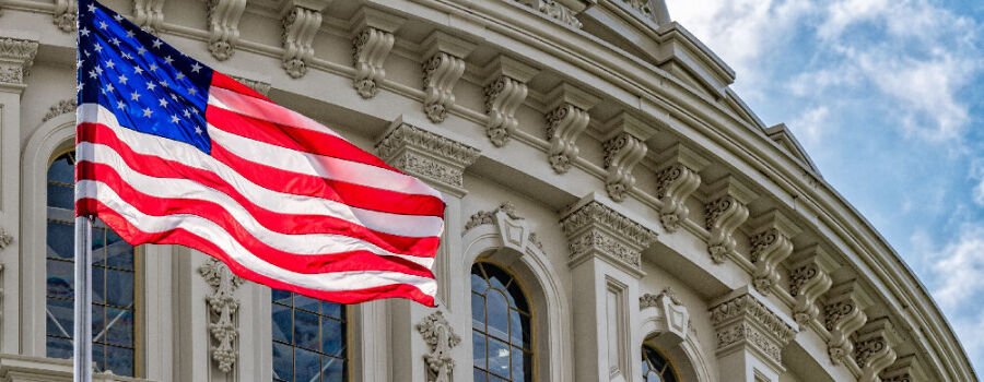 Blick auf das Washington DC Capitol mit wehender amerikanischer Flagge