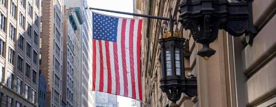 Blick auf eine wehende amerikanische Flagge in der Innenstadt von New York.