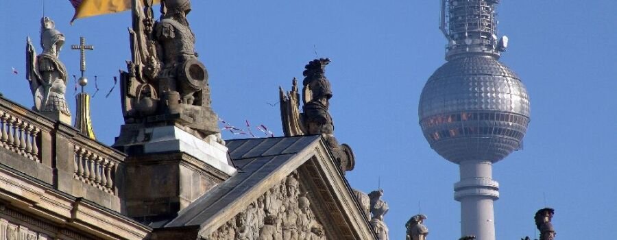 Der Berliner Fernsehturm ist hinter dem Reichstag zu sehen.