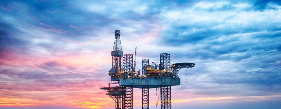 Eine Bohrinsel im Meer (Symbolbild)