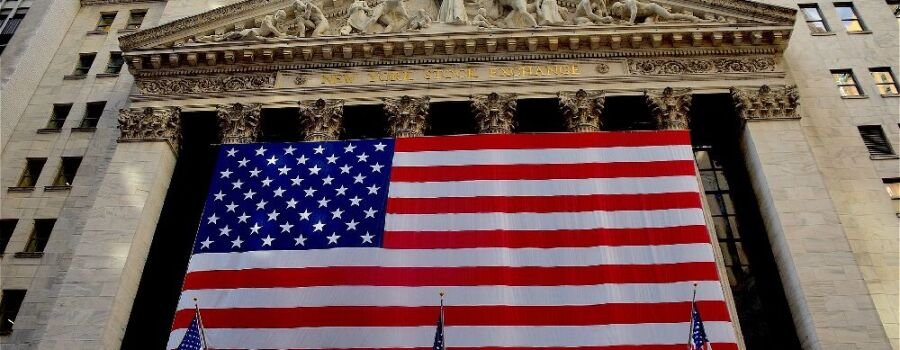 Die Flagge der USA vor der New York Stock Exchange.
