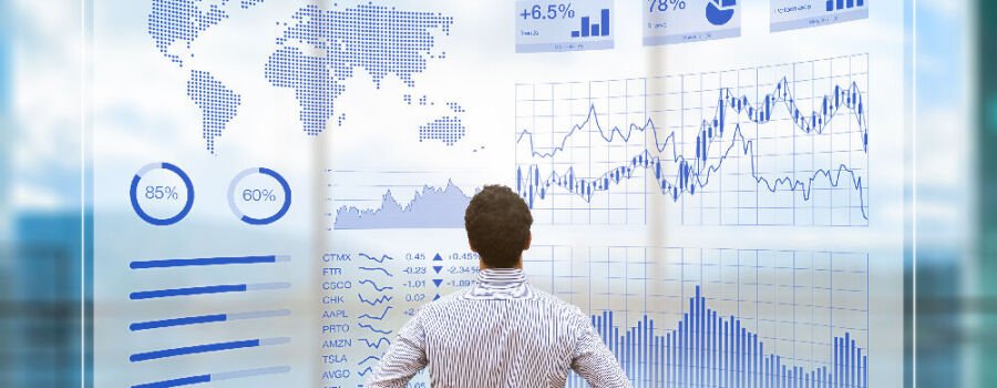 Ein Analyst beim Betrachten von Charts (Symbolbild).