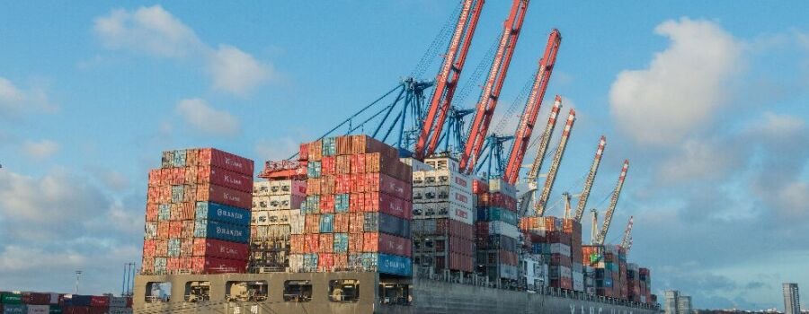 Ein beladenes Containerschiff (Symbolbild).