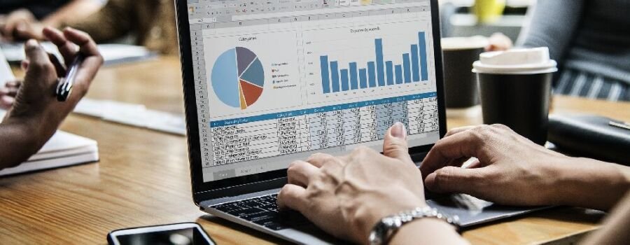 Eine Frau arbeitet an einer Statistik (Symbolbild).