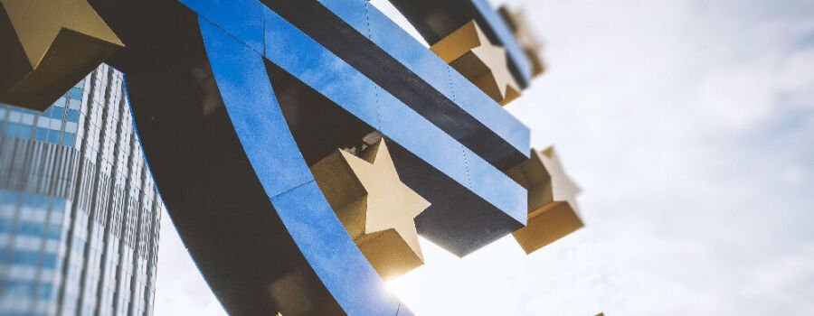 Euro-Zeichen vor dem Gebäude der EZB.