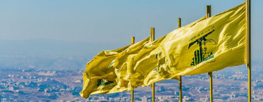 Hisbollah-Flaggen wehen über südlichem libanesischem Land. (26. September 2015)