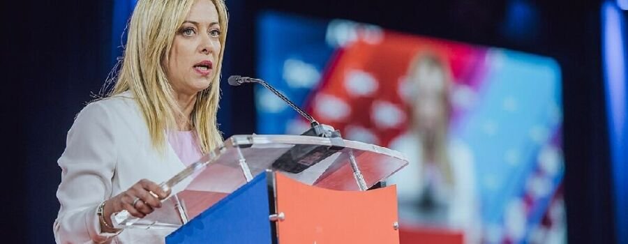 Giorgia Meloni ist eine italienische Politikerin, die als Vorsitzende der Partei Fratelli d'Italia (Brüder Italiens) bekannt ist und seit Oktober 2022 die amtierende Ministerpräsidentin Italiens ist.