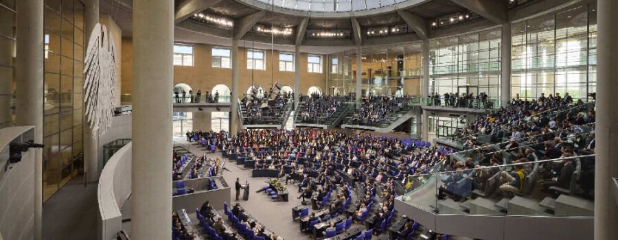 Sonderveranstaltung mit dem Staatspräsidenten der Ukraine, Wolodymyr Selenskyj. Hier Blick in den Plenarsaal während seiner Rede im Reichstagsgebäude Berlin / Deutschland