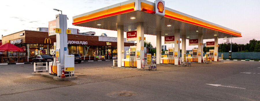 Shell Tankstelle am Abend.