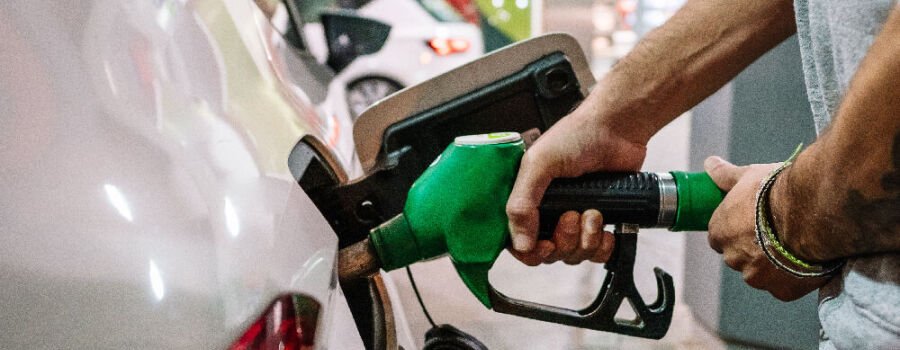 Tanken eines Automobils an einer Benzinzapfsäule (Symbolbild)