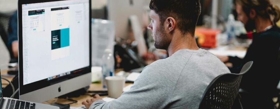 Ein Mann arbeitet an einer Statistik (Symbolbild).