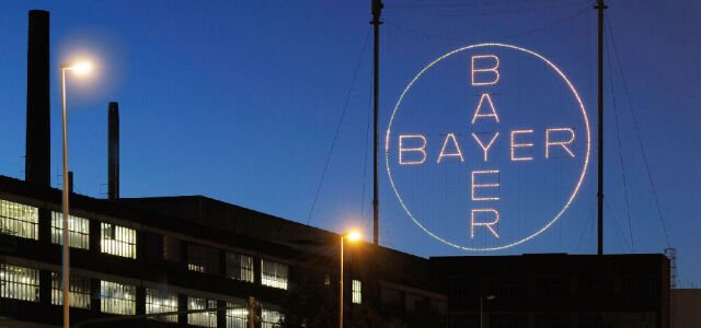 Das Bayer-Kreuz in Leverkusen bei Nacht