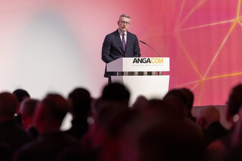Glasfaser-Ausbau: Minister fordert Tempo, Branche drängt auf Kupfer-Abschaltung Glasfaser-Ausbau: Minister fordert Tempo, Branche drängt auf Kupfer-Abschaltung