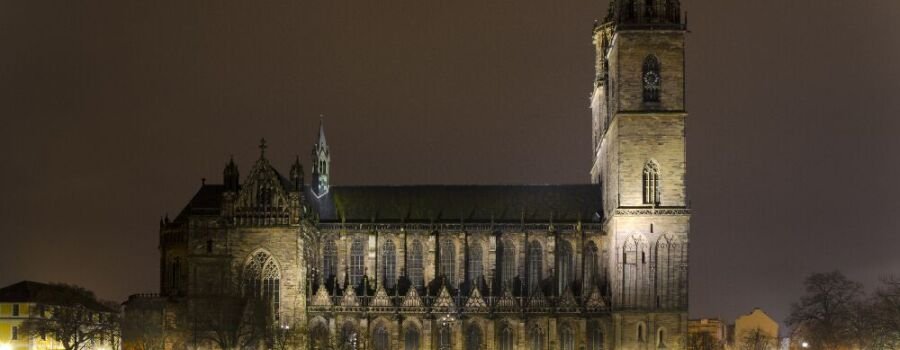 Der Magdeburger Dom bei Nacht.