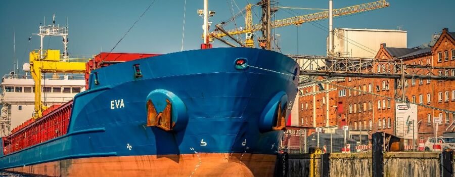 Ein Containerschiff in einem Hafen (Symbolbild).
