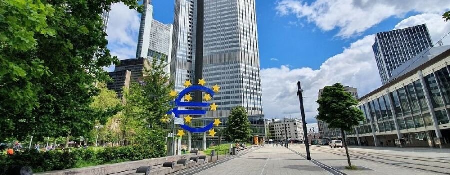 Willy-Brandt-Platz in Frankfurt (Main) mit der EZB im Hintergrund