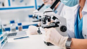 ROUNDUP: Evotec beschafft sich frisches Geld für Umbau – Aktie unter Druck
