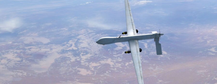 Fortschrittliche Kampfluftfahrzeug-Drohne, die über Wolken fliegt