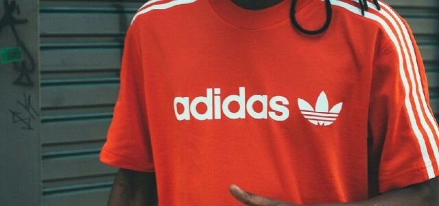 Adidas ist ein deutscher multinationaler Konzern, der Sportbekleidung, Schuhe und Zubehör designt und herstellt.