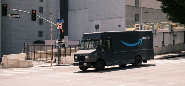 Ein Lieferwagen des Versandhändlers Amazon.