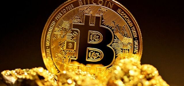 Bitcoin ist eine digitale Kryptowährung, die auf einer dezentralen Blockchain-Technologie basiert und sichere, anonyme und direkte Transaktionen zwischen Benutzern ermöglicht.