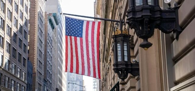 Blick auf eine wehende amerikanische Flagge in der Innenstadt von New York.