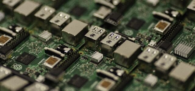 Der Konzern stellt unter anderem Computerchips her (Symbolbild).