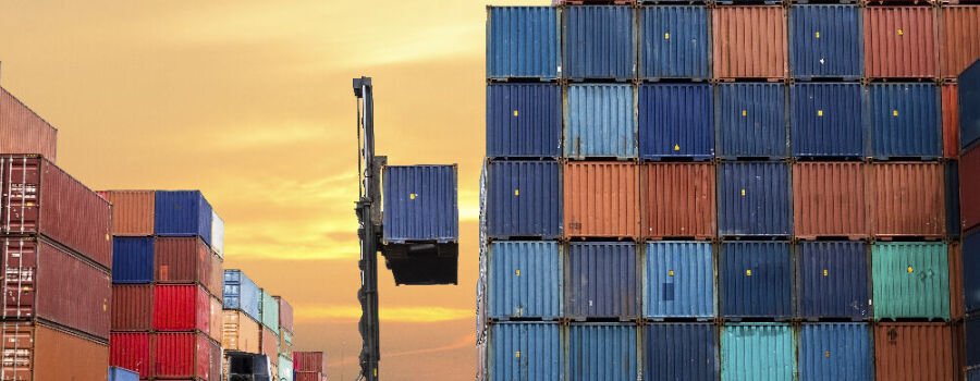 Ein Kran hebt einen Container (Symbolbild).