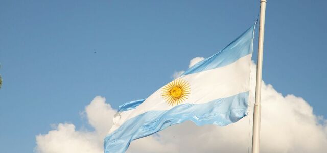 Die Flagge Argentiniens, die im Wind weht.