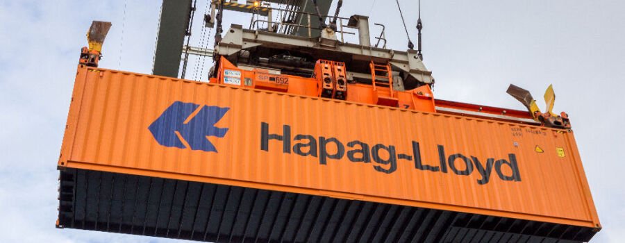 Hapag-Lloyd-Container an einem Kran (Symbolbild).