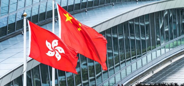 Die Nationalflaggen der Volksrepublik China und seiner Sonderverwaltungsregion Hongkong.