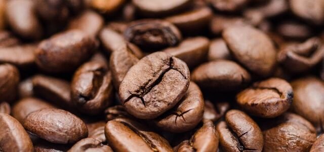 Mehrere Kaffeebohnen (Symbolbild).